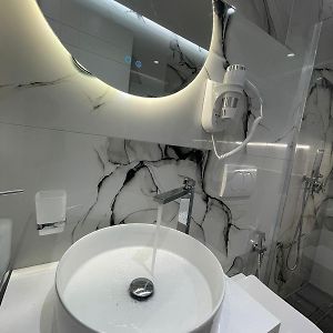 Camera tripla deluxe
